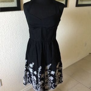 Ann Taylor Loft Black/ White flower Embroidered summer dress sz 6